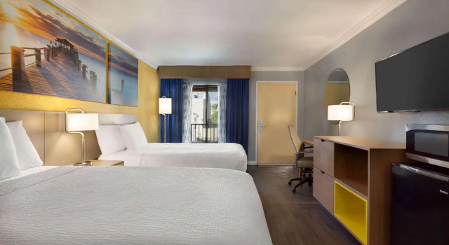 Четырёхместный номер Standard Days Inn by Wyndham Pensacola - Historic Downtown