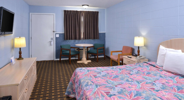 Двухместный номер Standard с балконом Americas Best Value Inn & Suites Branson - Near the Strip