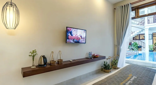 Номер Deluxe с балконом и с видом на бассейн Riverside Hamlet Homestay & Villa