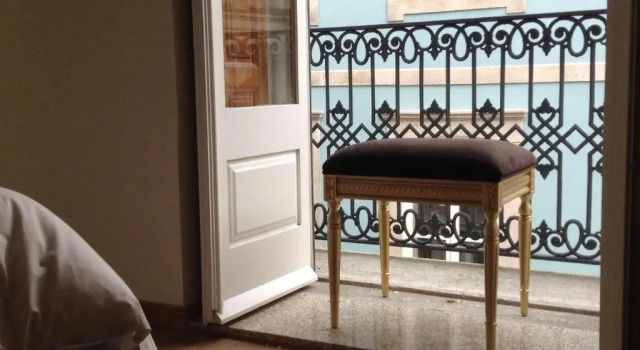 Апартаменты с балконом Chateau Apartments