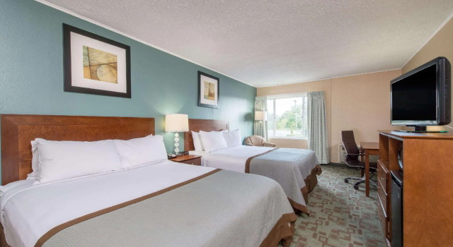 Четырёхместный номер Superior Ramada by Wyndham Vineland Millville Area
