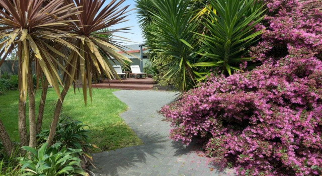 Awesome 4 Bed Beach House, Rezerwuj Hotel Hotele w Auckland Region z parkingiem, Parking