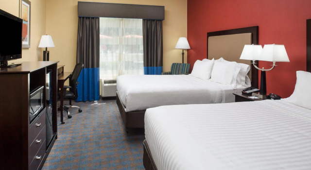 Четырёхместный номер Standard Holiday Inn Express Hotel & Suites West Monroe by IHG