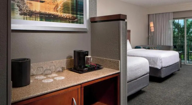 Четырёхместный семейный номер Standard с балконом Courtyard by Marriott Fort Lauderdale Airport & Cruise Port
