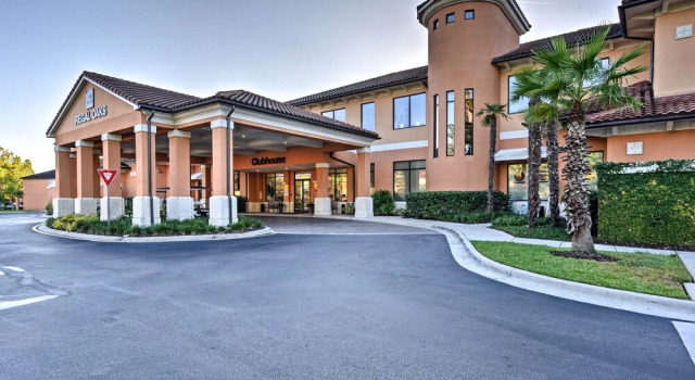 Cozy Resort Townhome w/ Gas Grill, 3 Mi to Disney!, Rezerwuj Ośrodek wypoczynkowy Hotele w Kissimmee z parkingiem, Parking
