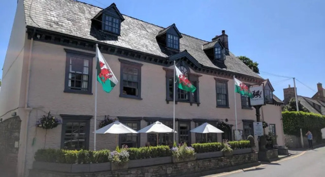 2 bed period cottage sleeps 4 in central Crickhowell