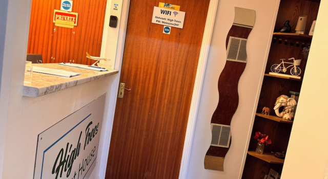 High Trees Guest House Gatwick, Забронировать Гостевой дом Отели Исторического графства Суссекса с парковкой, Парковка