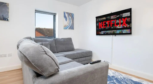 2 Bed Family Apt w/BALCONY & PARKING! ☆ FREE NETFLIX - With 50 Inch Smart TV, FREE NETFLIX & WIFI - Birmingham City Centre, By 02 Academy, Cube & Mailbox, Забронировать Отель Отели Бирмингема с парковкой, рядом с Океанариум «Национальный центр морской жизни», Парковка