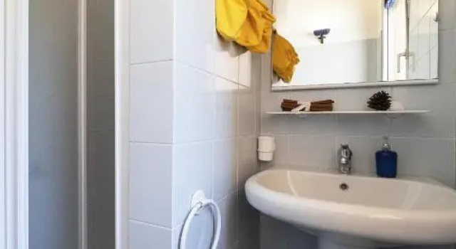 2-Bedroom Lakeview Apartment Bella Gaeta, Buchen Sie Ferienwohnung Hotels in San Siro mit Pool, Schwimmbad