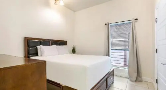 Spacious 4BR City Condo steps from St Charles Ave, Забронировать Отель Сентрал Сити Новый Орлеан, рядом с Казино Harrah's New Orleans