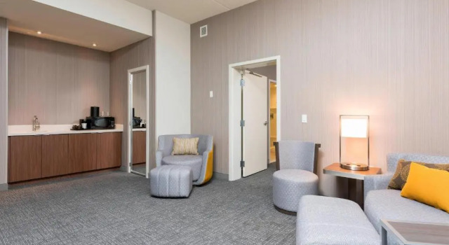 Двухместный люкс c 1 комнатой Courtyard by Marriott Mt. Pleasant at Central Michigan University