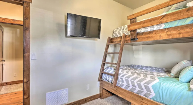 Коттедж с 3 комнатами Walk to Main St & Marina: Grand Lake Cabin!