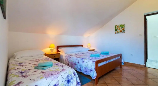 Comfortable Apartment With Balcony in a Quiet Area, Near the Beach, Забронировать Апартаменты/квартира Петрчане Задарская жупания, рядом с Общественный Пляж Петрчане
