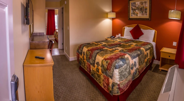 Четырёхместный номер Standard с красивым видом из окна Sahara Courtyard Inn Penticton