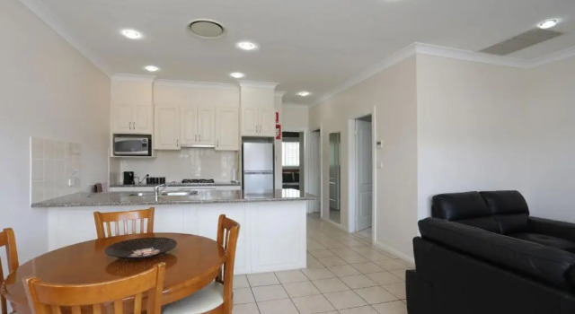 Апартаменты Cadman Motor Inn and Apartments