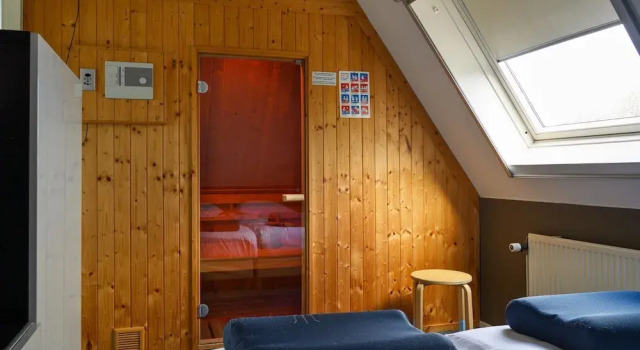 Bungalow in Friesland With Outdoor Spa, Buchen Sie Resort Earnewâld 