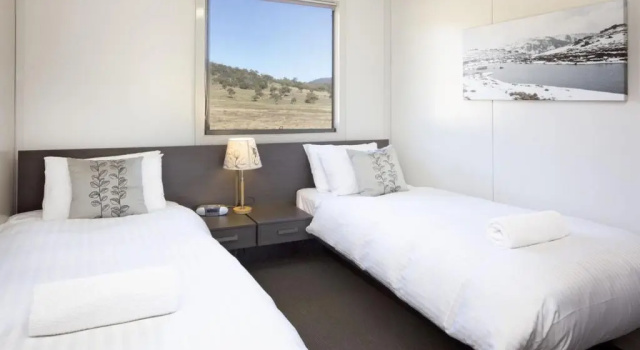 Ecocrackenback 19 'Sustainable, luxurious chalet close to the slopes.'