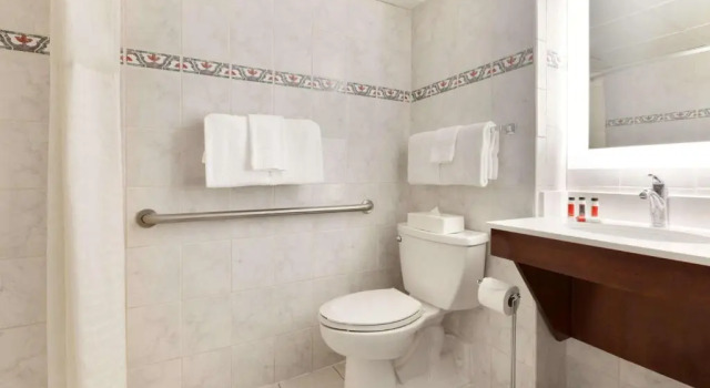 Четырёхместный номер Standard Howard Johnson Plaza by Wyndham Ocean City Oceanfront