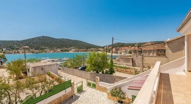 Коттедж Beachfront Holiday Home With Hot Tub, Terrace, and Sea Views in Vinišće