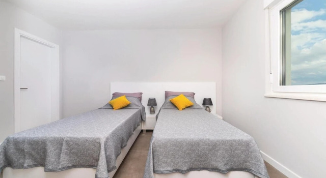 Beautiful Home in Kastel Kambelovac With 5 Bedrooms, Wifi and Outdoor Swimming Pool, Rezerwuj Hotel Hotele w Split-Dalmatia County z parkingiem, Parking