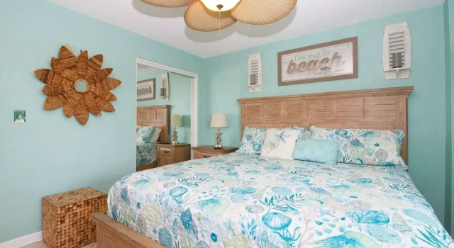 Tropic Terrace #26 - Beachfront Rental 1 Bedroom Condo by RedAwning, Забронировать Апартаменты/квартира Отели Треже-Айленд с парковкой, рядом с St. Petersburg Municipal Beach, Парковка