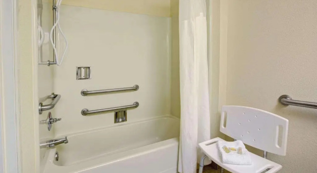 Четырёхместный номер Standard Days Inn & Suites by Wyndham Hickory