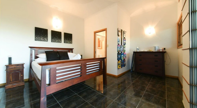 180 views king suite NB Pets must be okd by host B4 booking as T&Cs Apply CALL Bella Vista on Nara, Забронировать Отель Отели Эрли-Бич 3 звезды, рядом с Рынок пляжа Эйрли, 3*