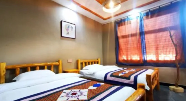 Кровать в общем номере Dunhuang Ziyuan Art Homestay