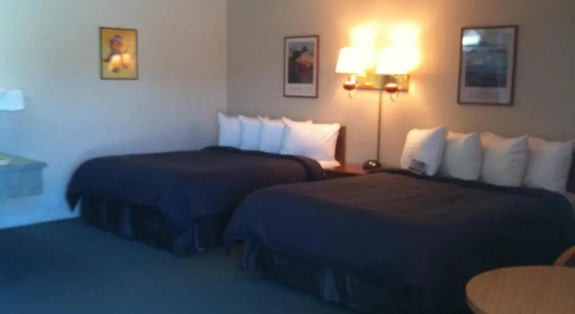 Четырёхместный номер Standard Redwood Inn