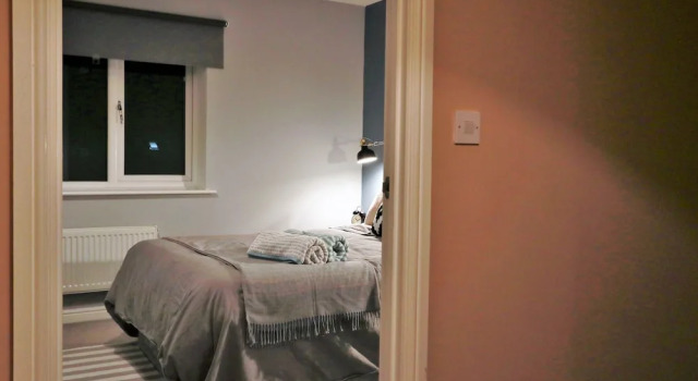 Spacious Townhouse - Netflix & Parking, Varaa Lomakoti Mökit kohteessa Merseyside, Mökki