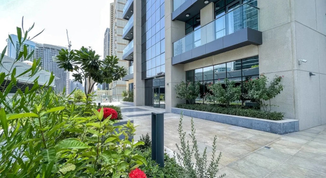 Luxe Apartments near Dubai Mall, Burj Khalifa - Pool, Gym, & Parking by Sojo Stay