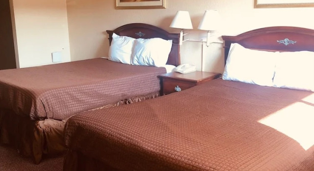 Двухместный номер Economy Hallmark Inn And Suites