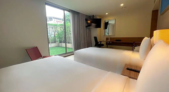 Номер Standard с балконом Отель Holiday Inn Express Bangkok Sathorn