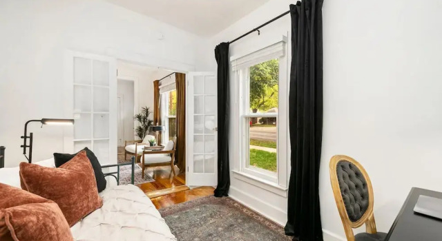 Oak Street Bungalow Walk to Old Town & CSU, Rezerwuj Hotel Hotele w Fort Collins z parkingiem, Parking