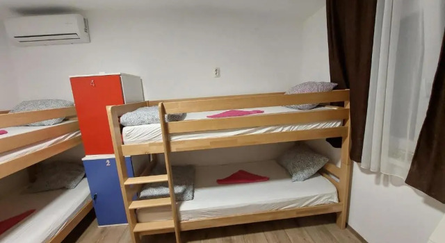 Кровать в общем номере Hostel Inn Downtown