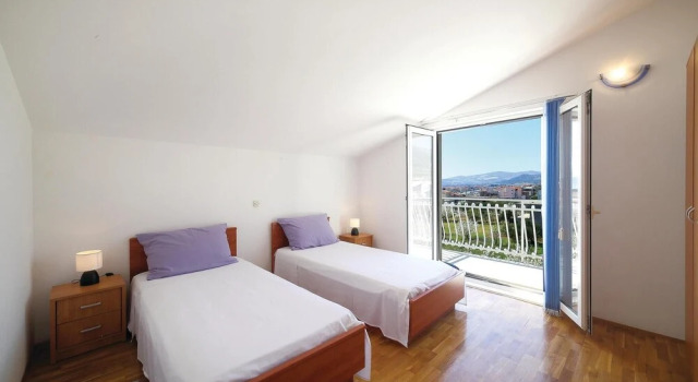 Nice Home in Kastel Luksic With Wifi and 3 Bedrooms