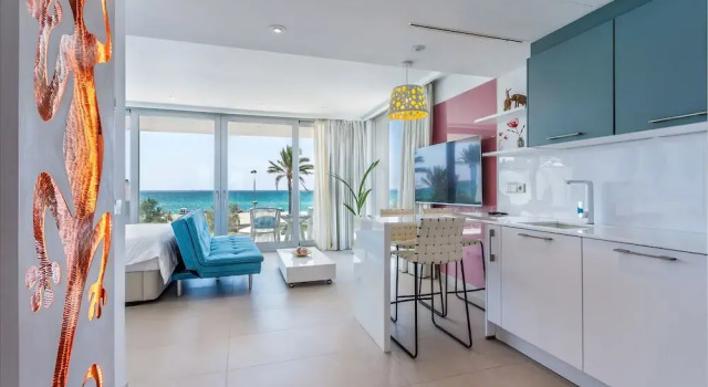 Люкс Deluxe с 2 комнатами с балконом The Hype Beachhouse