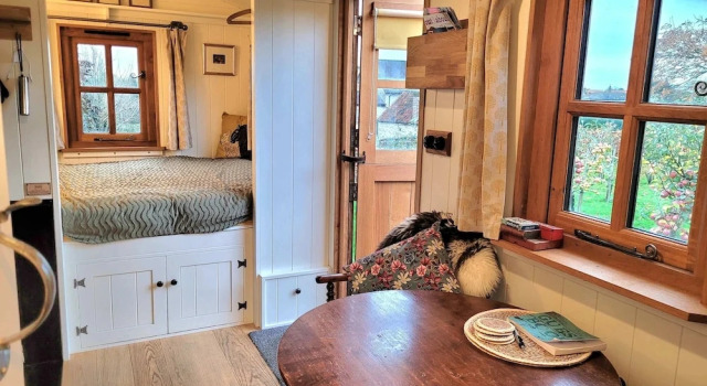 Коттедж Plank Bridge Shepherds Hut in Orchard - Peaceful Escape for Two
