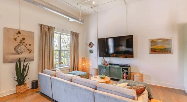 Walk to Vanderbilt: Eclectic Apt in Nashville, Забронировать Апартаменты/квартира Нэшвилл Теннесси, рядом с The Fisher Center for the Performing Arts