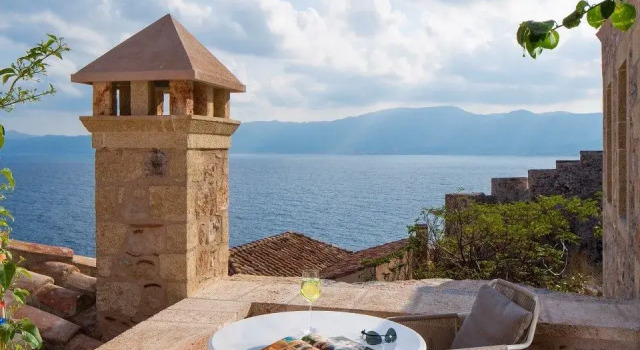 Полулюкс Moni Emvasis Luxury Suites