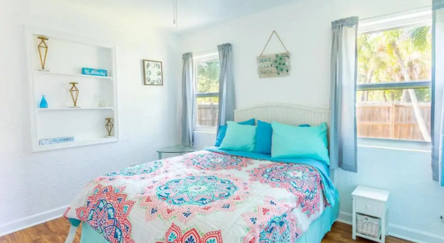 Sky Spacious Bungalow walking distance from beach! Name Sky Side A, Забронировать Апартаменты/квартира Сарасота Sarasota Area, рядом с Shell Beach