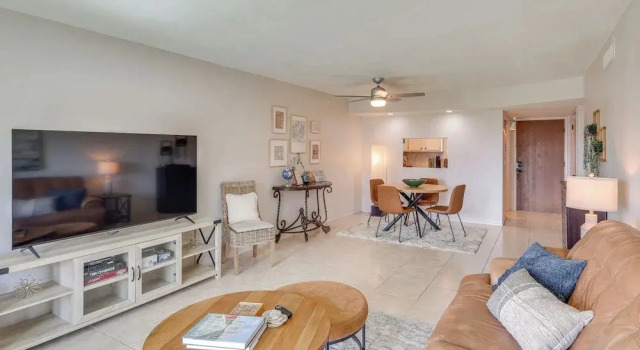 < 2 Mi to London Bridge: Chic Condo w/ Pool Access, Забронировать Апартаменты/квартира Апартаменты Лейк-Хавасу-Сити, рядом с Пляж Виндзор, Апартаменты/квартира