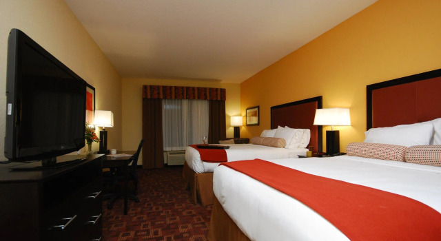 Четырёхместный люкс Holiday Inn Express & Suites Gonzales by IHG