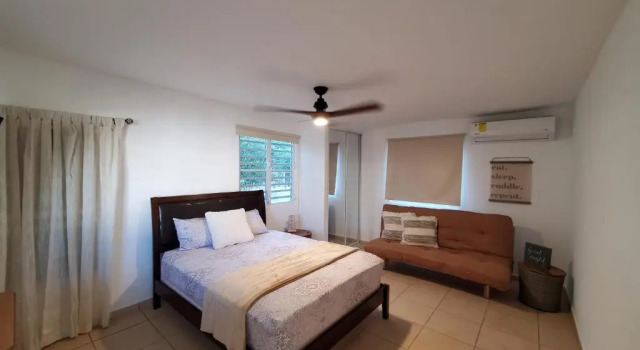 Aguadilla Waves Apt with electricity water AC WIFI 8 minute walk from Crashboat beach, Rezervovat Hotel Hotely v Aguadilla s parkováním, Parkování