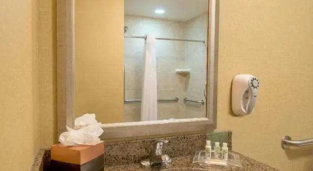 Четырёхместный номер Standard Holiday Inn Casper East-Medical Center by IHG