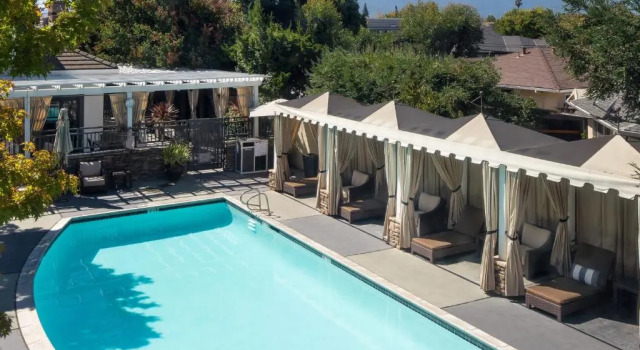Четырёхместный номер Standard с видом на бассейн Aloft by Marriott San Jose Cupertino