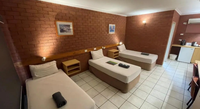 Трёхместная студия Deluxe Pine Tree Motel