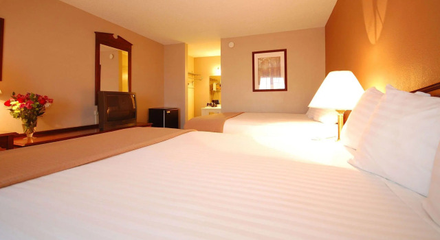 Четырёхместный номер Standard Magnuson Hotel Red Baron