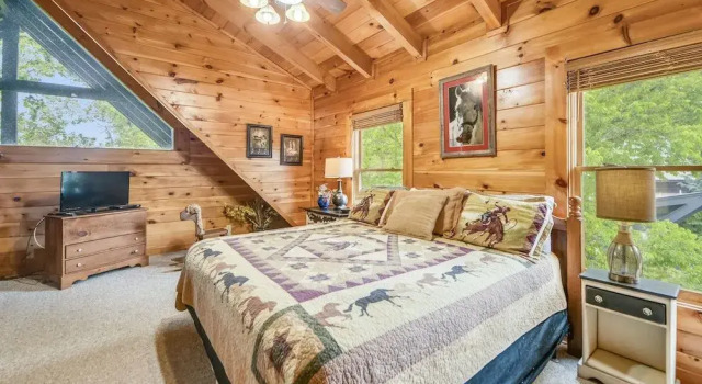 Horsin' Around 3 Bedroom Cabin by Redawning