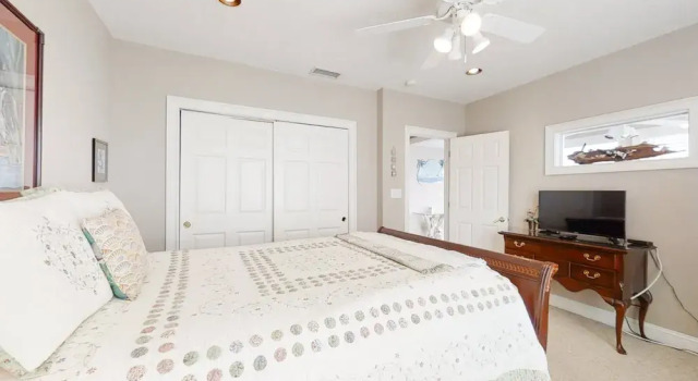 Spacious Beachfront Home W/deck, Balcony, Central A/c, Washer/dryer, and Wifi, Varaa Lomakoti Huvilat kohteessa Florida, Villa